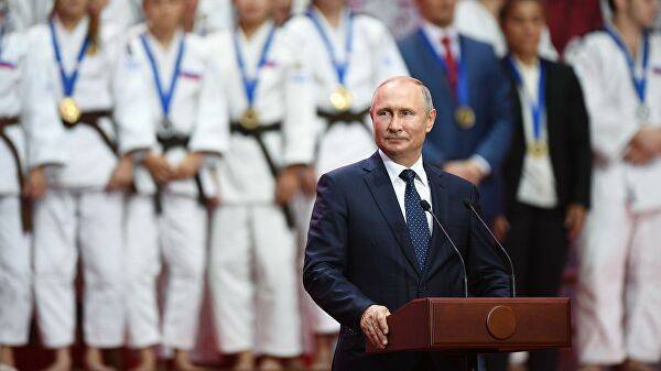 Путин отметил профессионализм российских спортсменок на открытии ЧМ