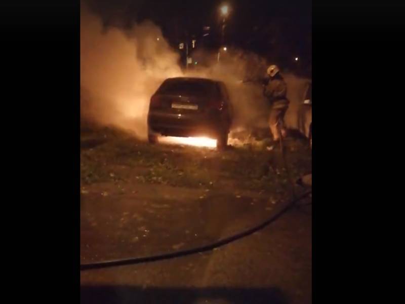 В Петербурге на проспекте Александровской Фермы неизвестные подожгли автомобиль