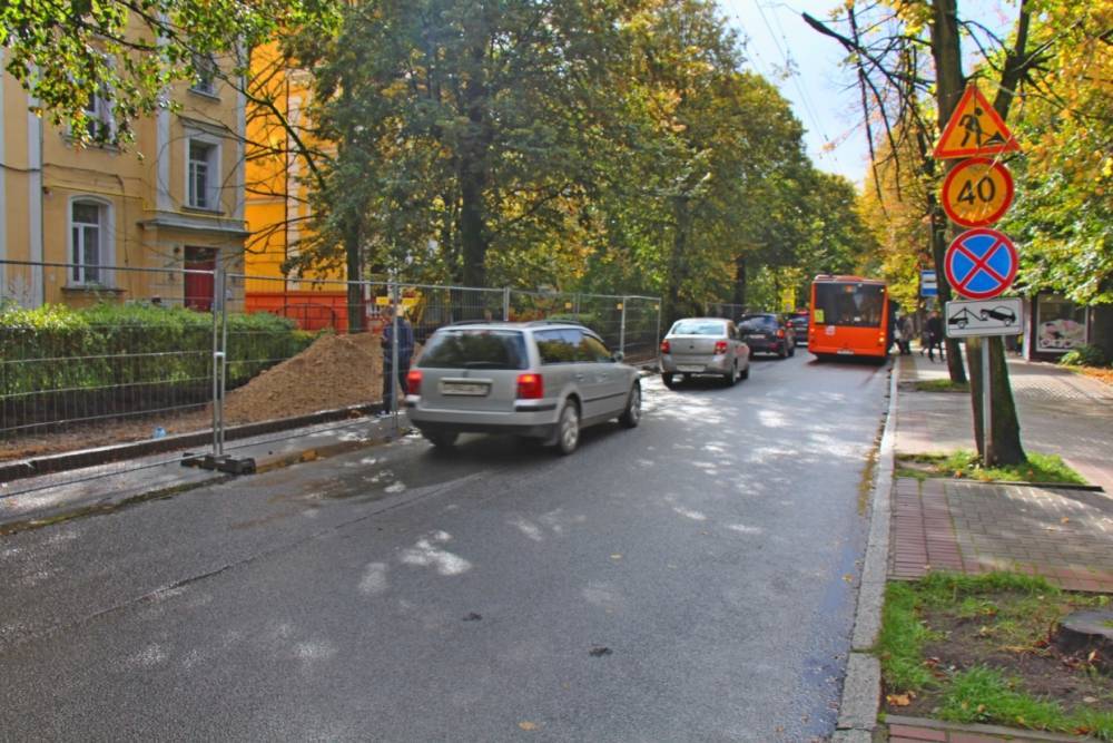 Калининградцы игнорируют знаки о запрете парковаться на ремонтируемой ул. Комсомольской