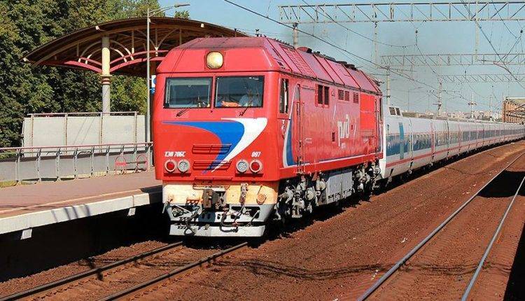 В Крым передали новые локомотивы для запуска движения поездов по мосту