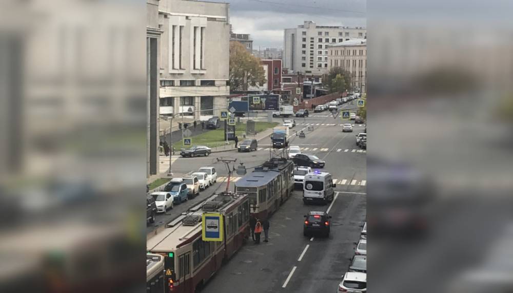 ДТП парализовало движение трамваев на Херсонской улице