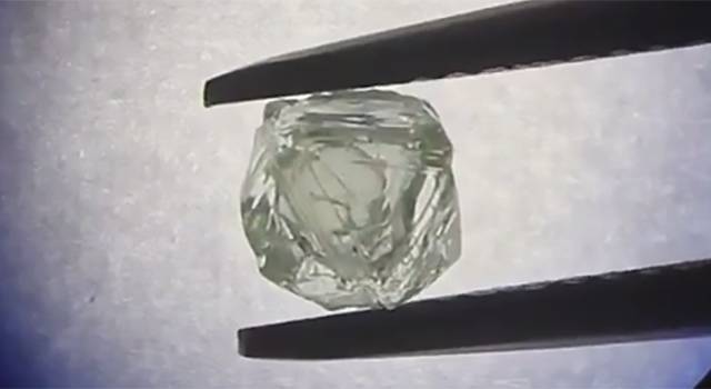 Видео: в Якутии обнаружен уникальный алмаз возрастом более 800 млн лет