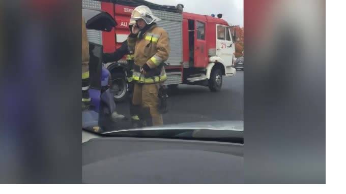 На Выборгском шоссе спасатели доставали водителя из разбитого Porsche Cayenne