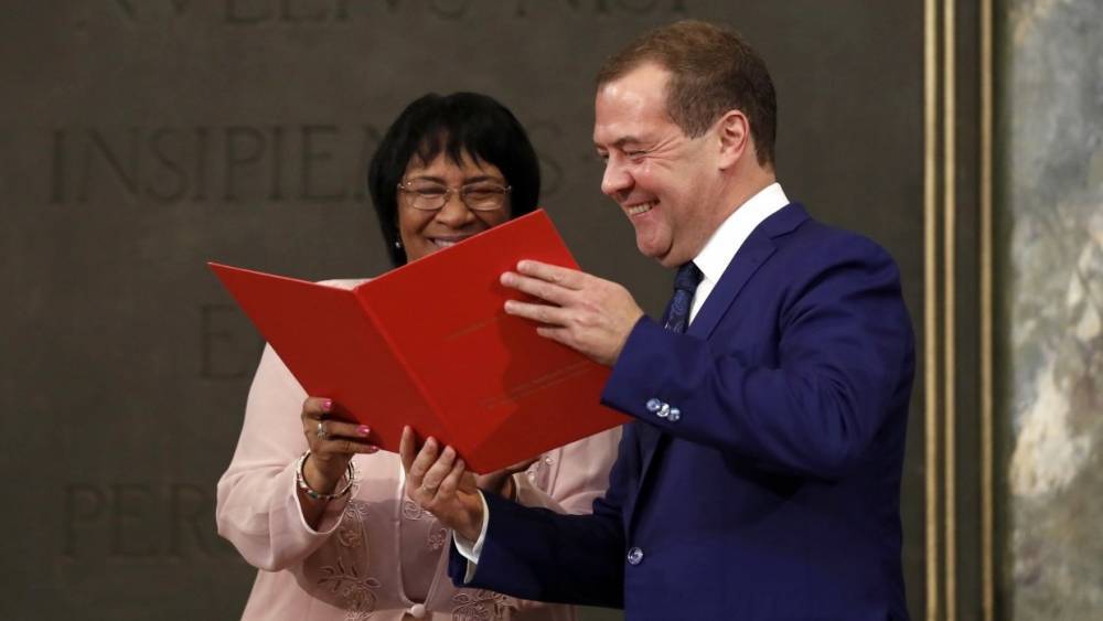 Медведеву вручили диплом почетного доктора Гаванского университета