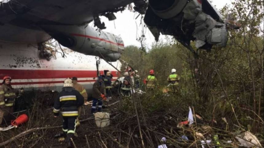 Пять человек погибли в результате аварийной посадки Ан-12 на Украине — фото