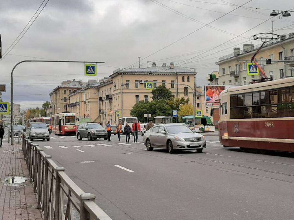 ДТП на Среднеохтинском проспекте перекрыло движение трамваям в оба направления