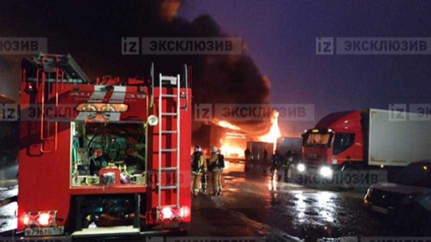 «Огненные» кадры полыхающего склада в Санкт-Петербурге