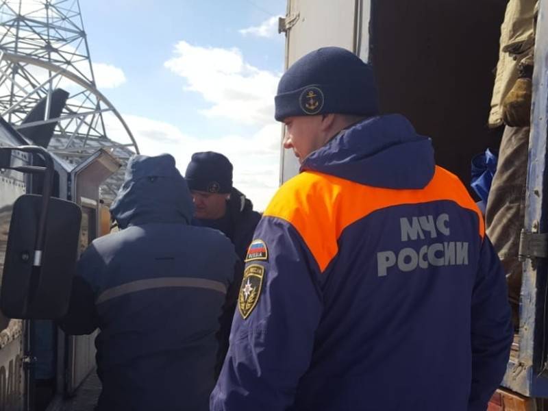 На севшем на мель пароме в Якутии застряли 40 человек - news.ru - район Томпонский