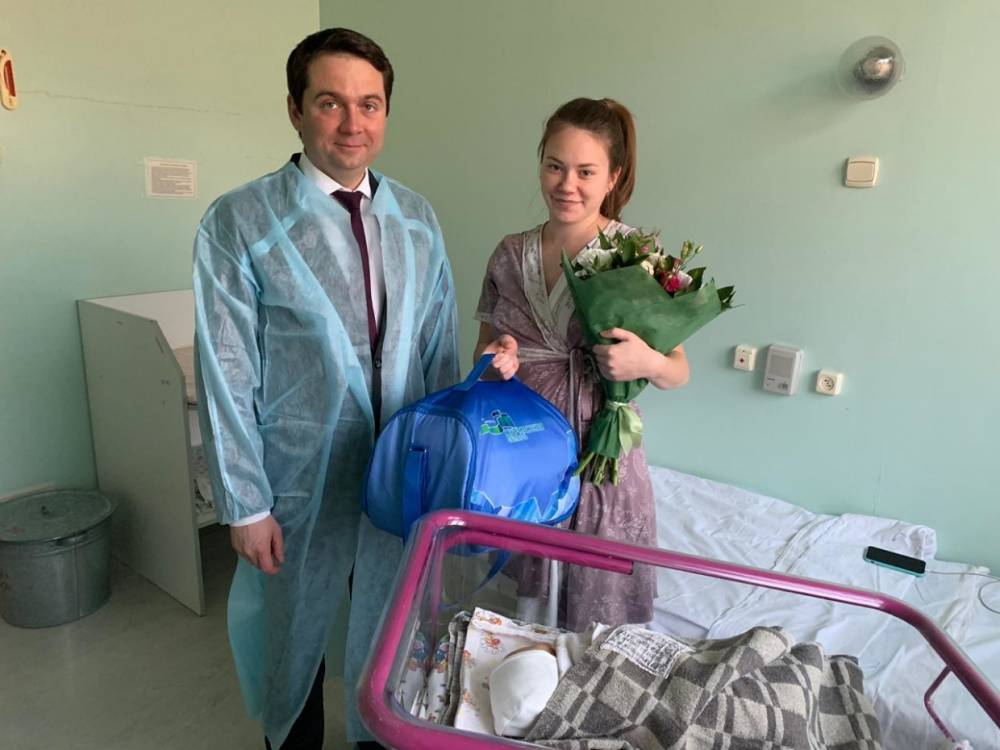 Андрей Чибис навестил в североморском роддоме новорожденного тезку