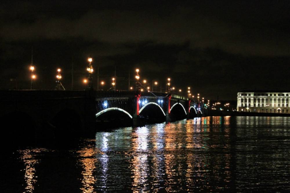 В ночь с 4 на 5 октября мосты в Петербурге разводятся по графику