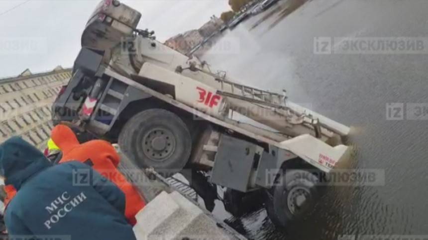 Видео: Автокран искупался в реке Фонтанке в Петербурге
