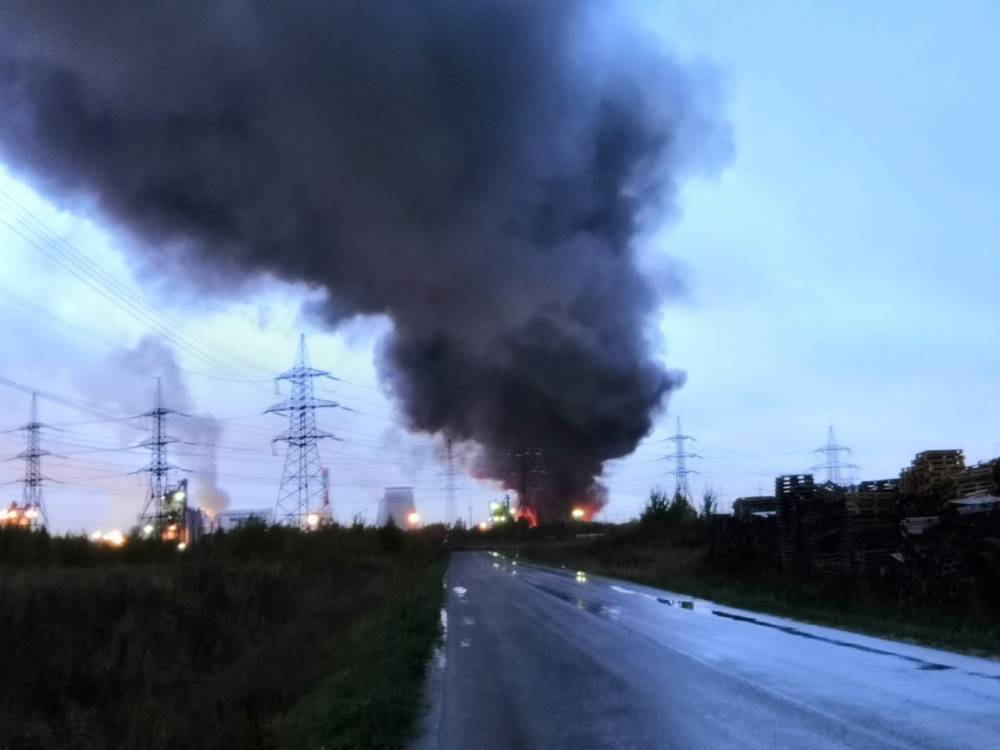 Видео с места крупного пожара на складе в Петербурге