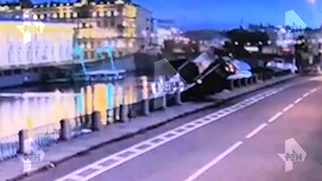 Камера сняла момент падения автокрана в Фонтанку в Петербурге