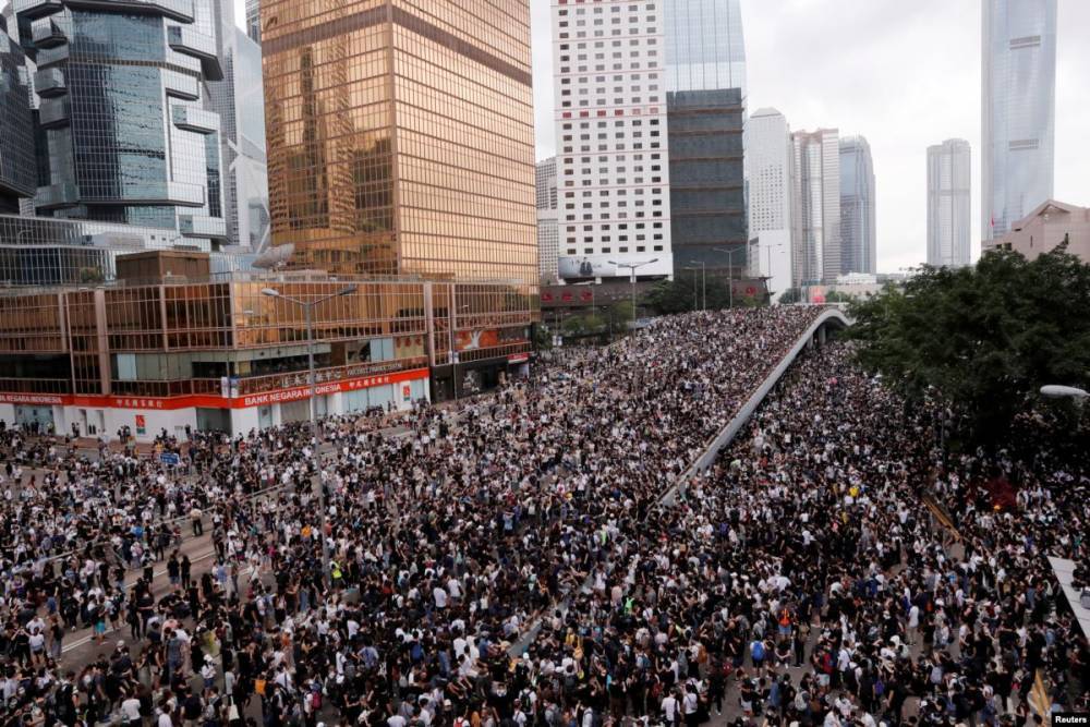 Более 30 человек пострадали во время беспорядков в Гонконге