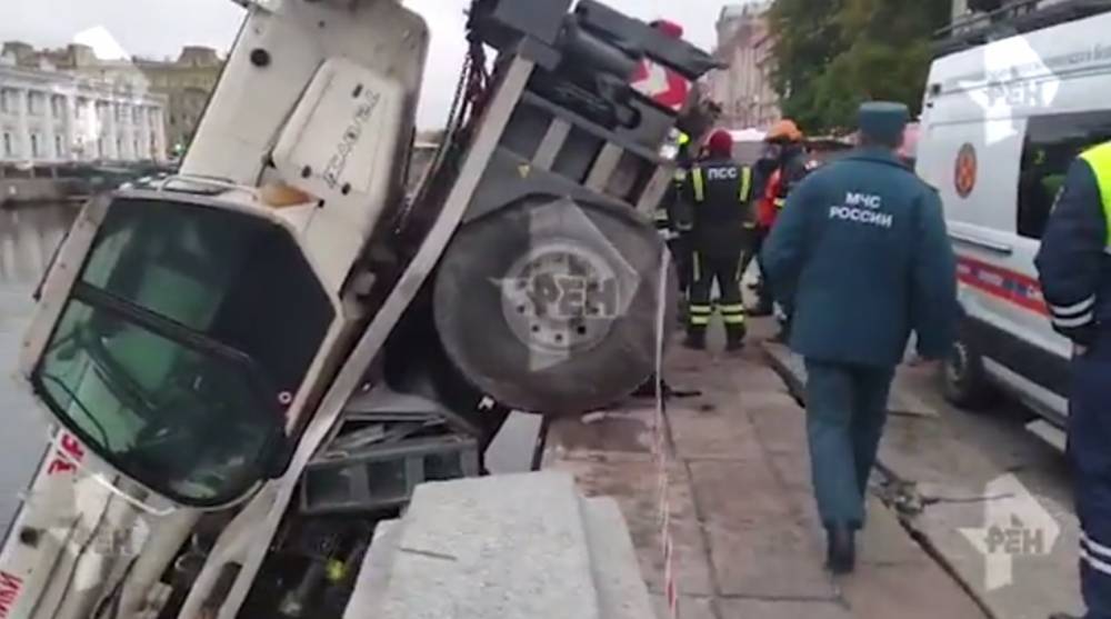 Видео: в Петербурге автокран упал в реку Фонтанка