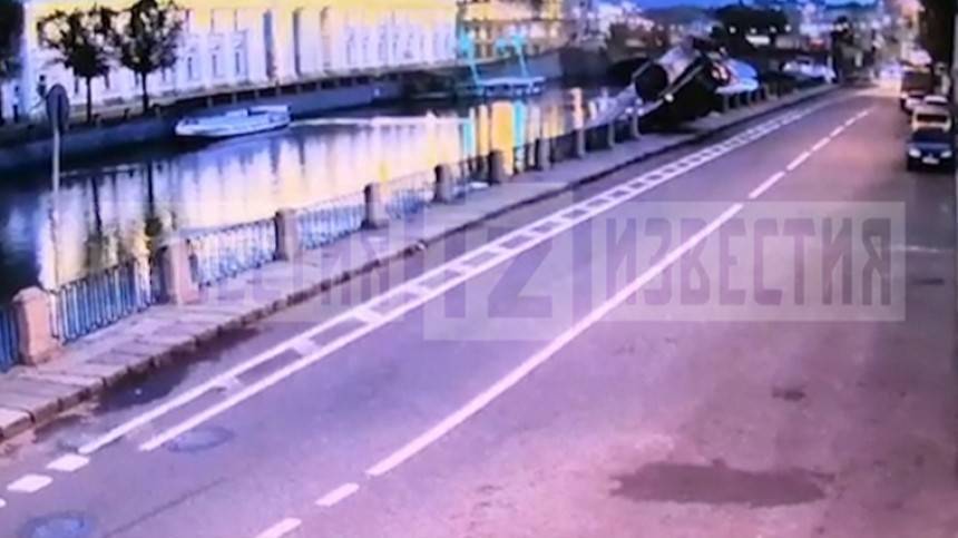 Момент падения автокрана в Фонтанку попал на видео — водитель до последнего бежал рядом с машиной