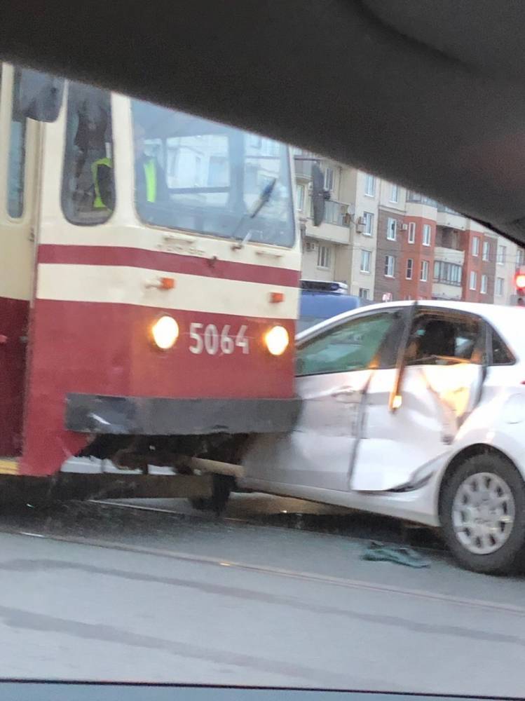 На Савушкина трамвай протаранил машину невнимательного водителя