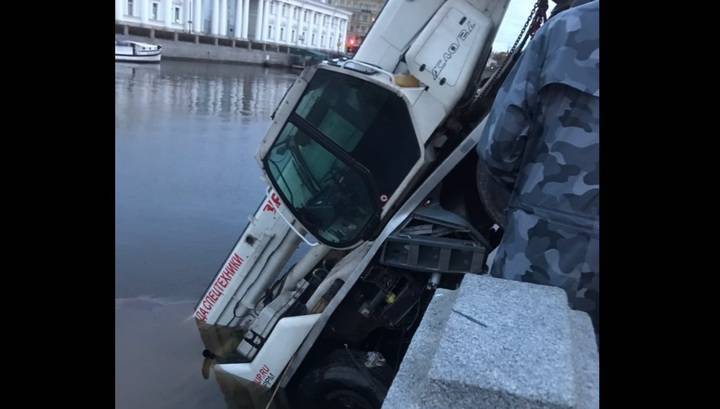 Сбежавший автокран рухнул в Фонтанку в центре Петербурга. Видео