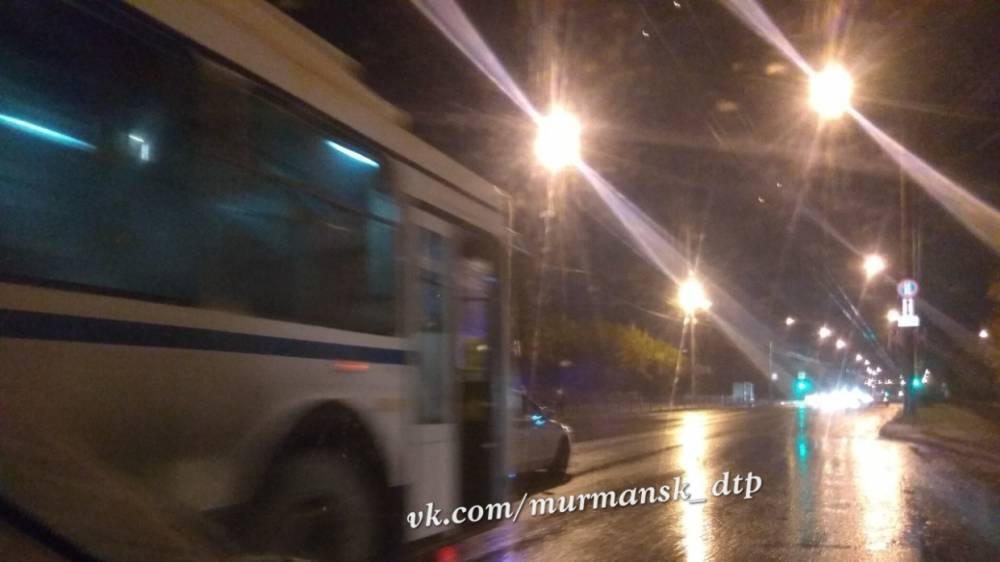 В Мурманске девочка-подросток попала под колеса троллейбуса