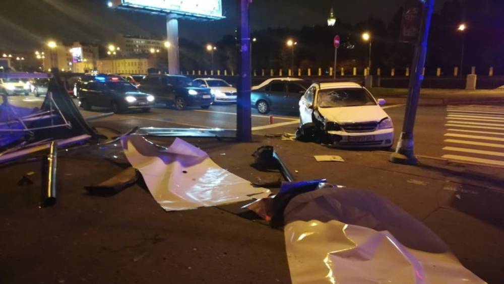 На Обводном пострадали два человека в машине Opel от столкновения с рекламным щитком