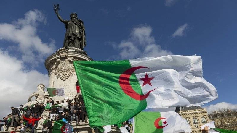 Народ Алжира требует смены политического режима и проведения честных выборов