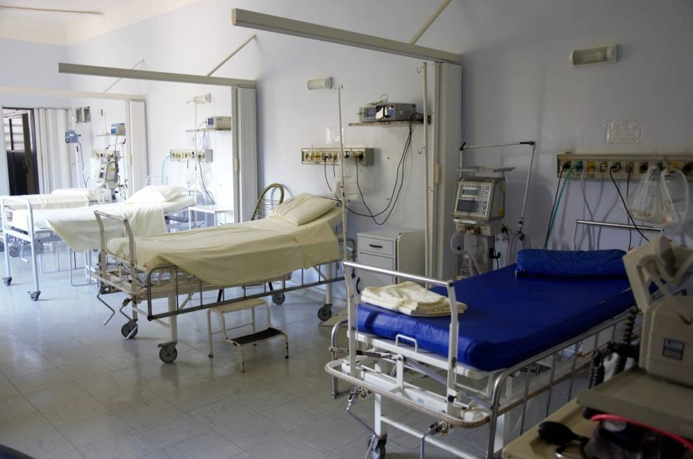 Доставленный с травмами головы пенсионер умер в петербургской больнице