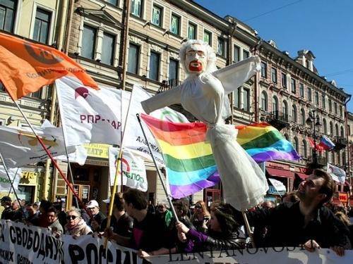 Милонов: ЛГБТ-флаг должен быть признан экстремистским