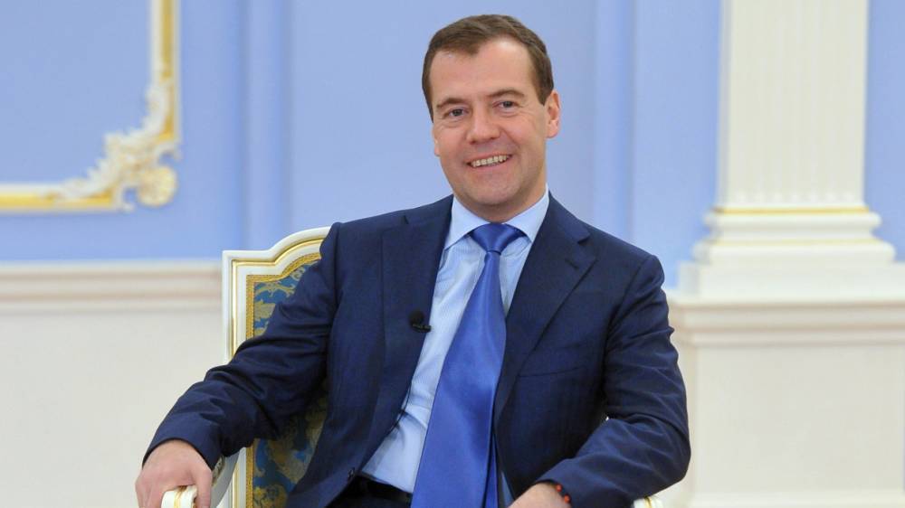 Дмитрий Медведев поздравил свою родную школу с юбилеем