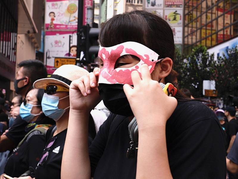 Жители Гонконга снова протестуют против закрывающих лицо масок