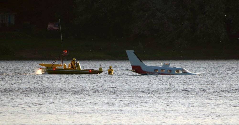 Фото: самолет приземлился в реке, не долетев до аэропорта Пенсильвании