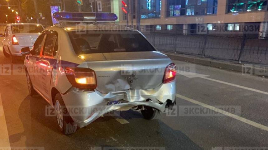 Девушка за рулем такси врезалась в полицейский автомобиль в Москве