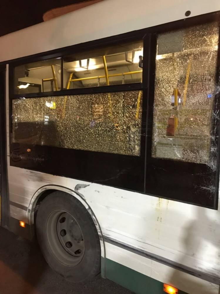 На Бабушкина один автобус врезался во второй и разбил ему стекла