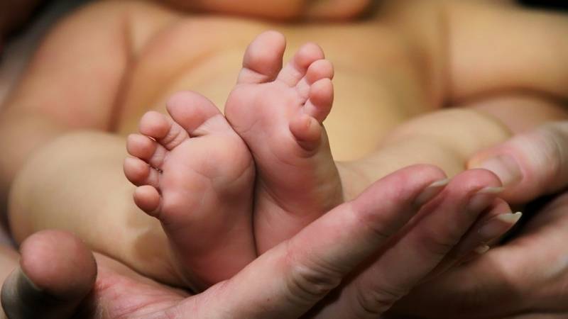 Врачи в Казахстане приняли новорожденного ребенка за мертвого и отправили его в холодильник
