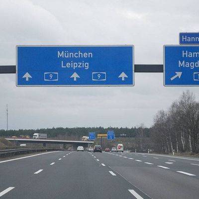 Немецкие "зеленые" пытаются ограничить скорость на всех автомагистралях Германии