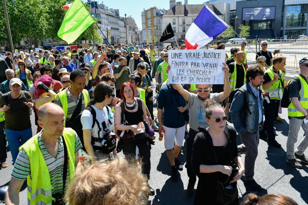 В Париже "желтые жилеты" и экоактивисты ворвались в торговый центр