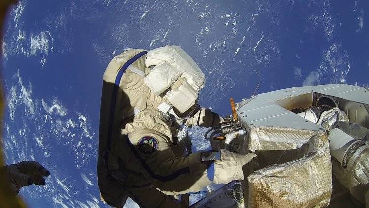 Космонавты с МКС поделились знаниями, как научиться жить на орбитальной станции