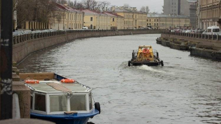 Автокран упал в реку в Петербурге