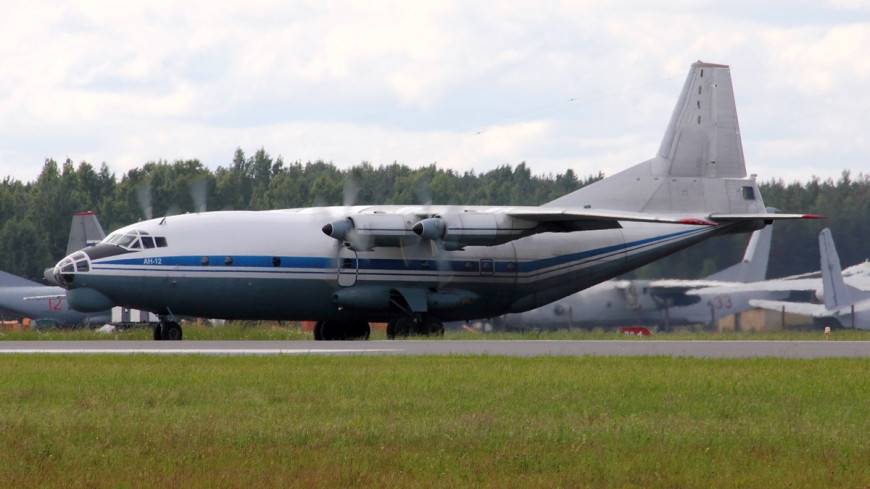 Самолет Ан-12 совершил аварийную посадку на Украине, есть погибшие