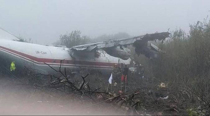 Самолет Ан-12 совершил аварийную посадку возле аэропорта Львова
