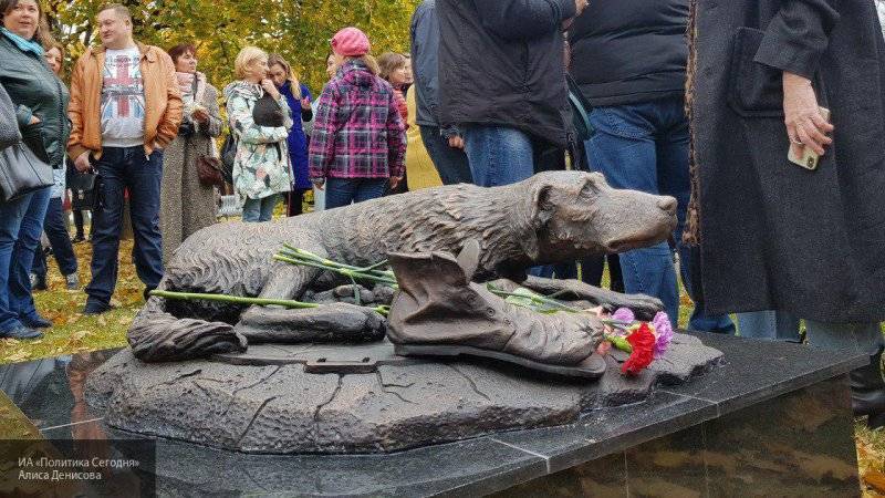 Памятник бездомным животным установили в московском парке искусств "Музеон"