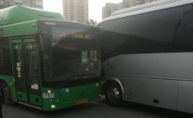 Два автобуса врезались друг в друга в Екатеринбурге
