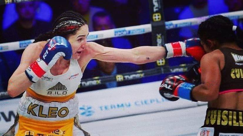 Девушка-боксёр из Польши поцеловала соперницу на дуэли взглядов и получила пощёчину