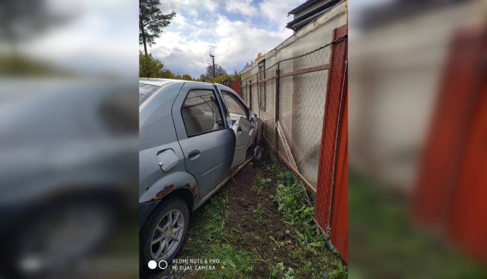 Ржавый Renault Logan протаранил забор на даче в Горелово
