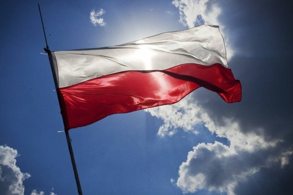 Поляки заставили украинца съесть бандеровский флаг и говорить по-русски
