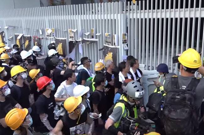 Протестующим в Гонконге велели открыть лица
