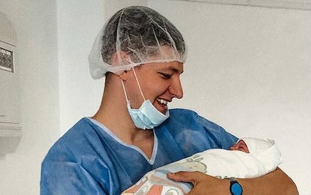 Александр Сухоруков принимает поздравления в качестве отца