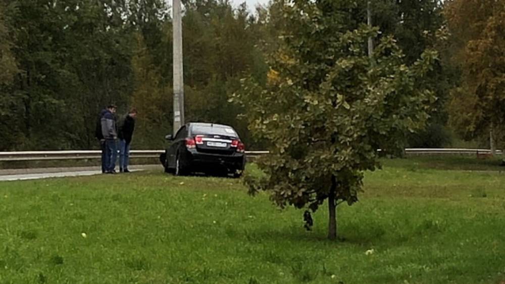 В Приморском районе автомобиль загадочным образом врезался в столб