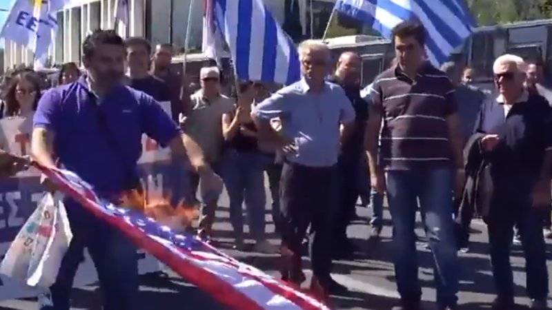 Участники антиамериканского протеста в Греции сожгли флаг США возле посольства