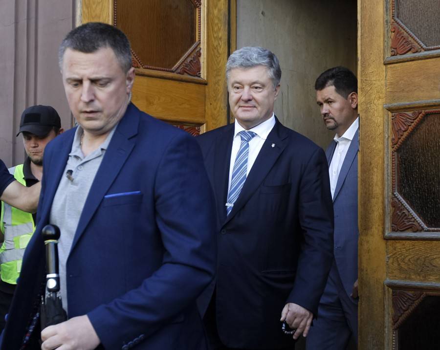 Российский адвокат будет защищать Порошенко