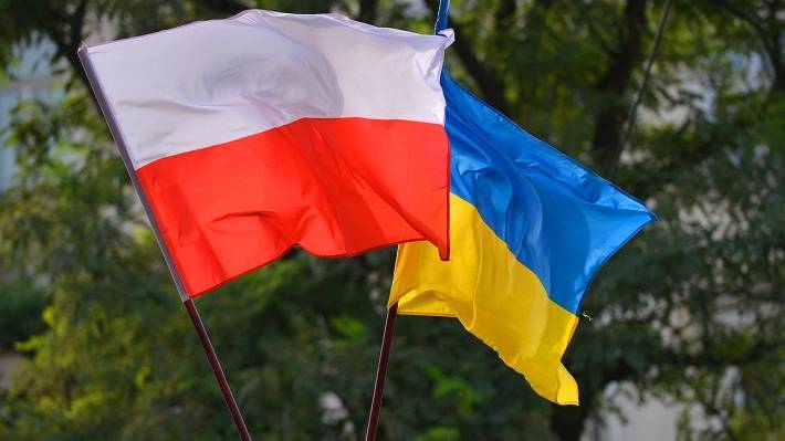 Поляки вынудили украинца съесть бандеровский флаг
